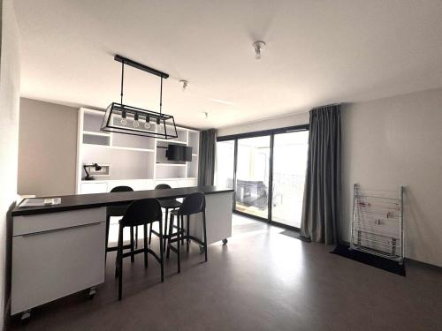 Appartement luxe 4 pers, bord de mer, balcon, piscine, animaux admis, parking, WiFi - FR-1-194-196