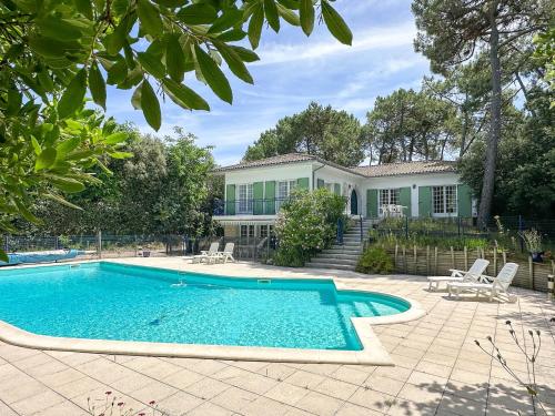 Villa spacieuse avec piscine et jardin pour 15 pers. - FR-1-705-83
