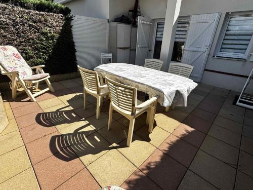 Pavillon à 100m de la plage avec piscine, parking privé, pour 4 pers. à La Grière, La Tranche sur Mer - FR-1-194-367