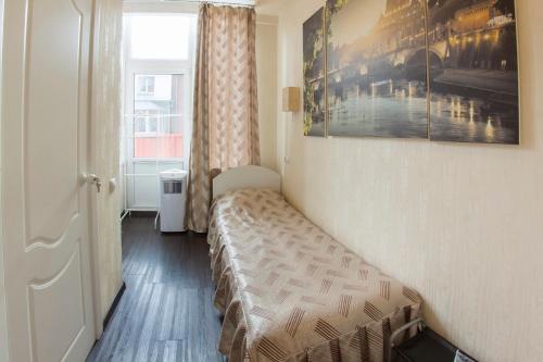 ノヴォシビルスクにあるRed Hotelの窓付きの部屋にベッド付きのベッドルーム1室があります。