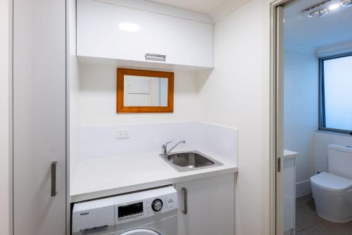 ein kleines Badezimmer mit Waschbecken und Toilette in der Unterkunft Mill View Link in Albany