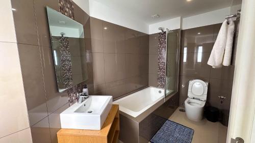 een badkamer met een wastafel, een douche en een toilet. bij Realistic Homes in Accra