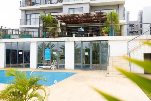 een huis met een zwembad en een bijgebouw bij Realistic Homes in Accra