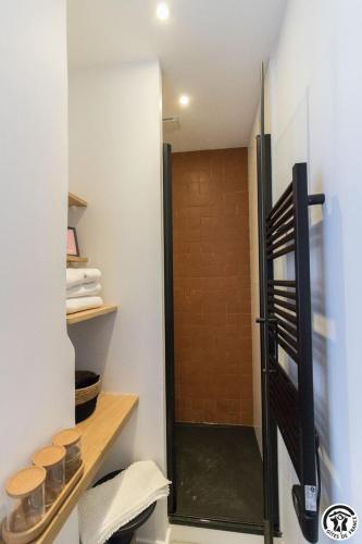 Gîte Elégant appartement urbain avec parking : explorez la ville à pied!