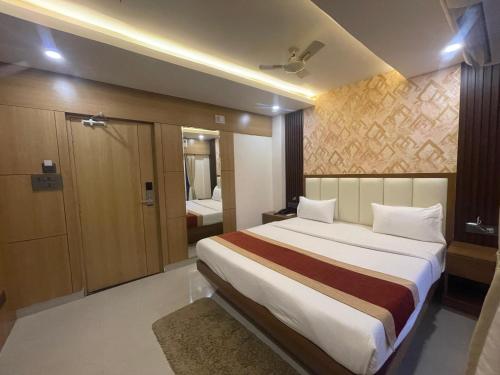 a bedroom with a large bed in a room at Hotel Royal Bengal in Bolpur