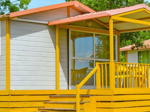 Bungalow Charmant avec Terrasse – 2 Chambres - API-1-52-1803