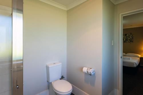 a bathroom with a toilet in a room at Grandis 35 in Albany