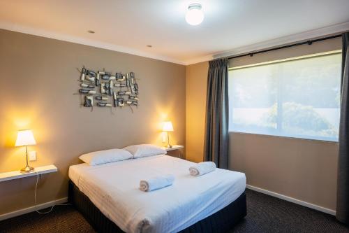 a bedroom with two beds and a window at Grandis 35 in Albany