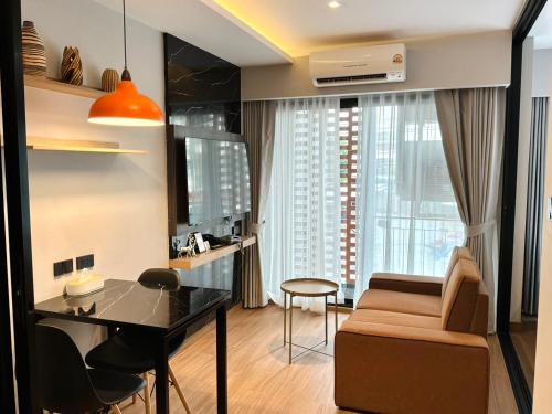 a living room with a desk and a couch at J5 Hotel in Ban Zong Katiam