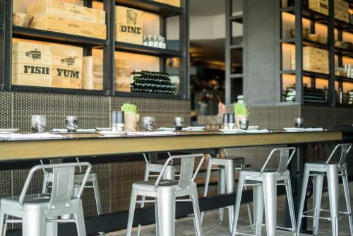 un bar con sgabelli bianchi in un ristorante di Mövenpick Siam Hotel Na Jomtien Pattaya a Na Jomtien