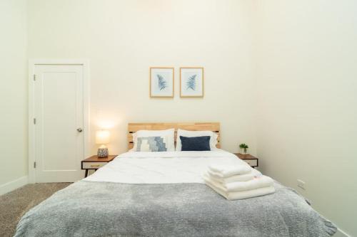 a bedroom with a large white bed with towels on it at McCormick Place 420 Friendly 3BR in Downtown Chicago with Optional Parking Sleeps 8 Guests Near Soldier Field, Grant Park and Lakefront Trail in Chicago