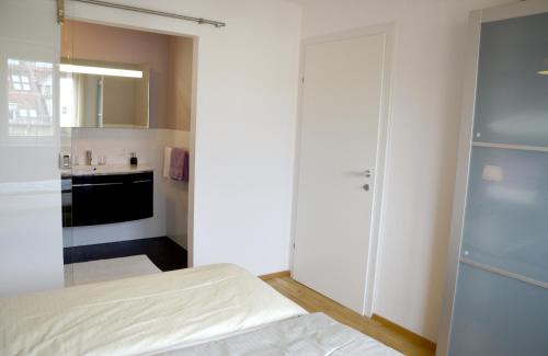 a bedroom with a door leading to a kitchen at Apartment mit großem Balkon in Graz