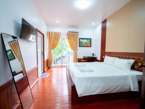Llit o llits en una habitació de Vientiane Villa Ruby Hotel