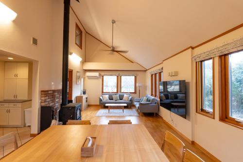 a living room with a table and a couch at Lilla nasu in Nasu