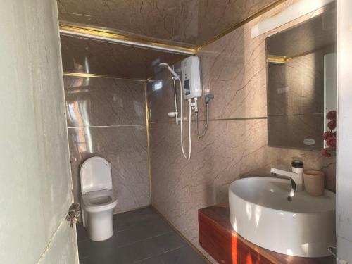a bathroom with a sink and a toilet at Chunlii Homestay in Ke Ga