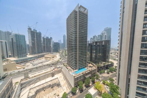 Free housekeeping visits during your stay - StayShort - Stunning Apartment in Downtown Dubai Sleeps 4