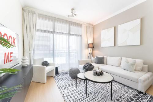 Free housekeeping visits during your stay - StayShort - Stylish 1BR in the Heart of Dubai Marina