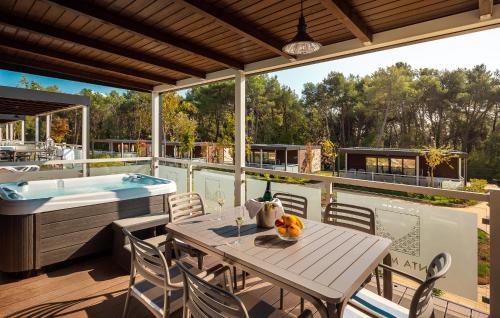 2 Bedroom Stunning Stacaravan In Vabriga