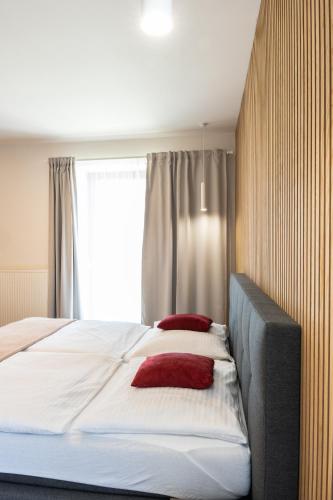 Llit o llits en una habitació de Hotel Sharingham