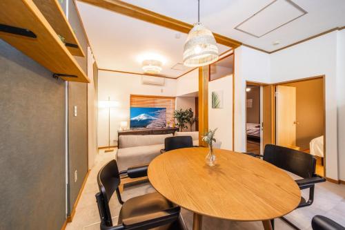 6 min walk from Shibuya Ward, Nishi-Shinjuku 5-chome Station, Great access to Shinjuku, Harajuku, Fully furnished, 6 people, 101
