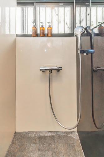 6 min walk from Shibuya Ward, Nishi-Shinjuku 5-chome Station, Great access to Shinjuku, Harajuku, Fully furnished, 6 people, 101