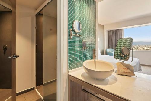 a bathroom with a bowl sink and a shower at Fiesta Inn Express Ciudad de México Forum Buenavista in Mexico City