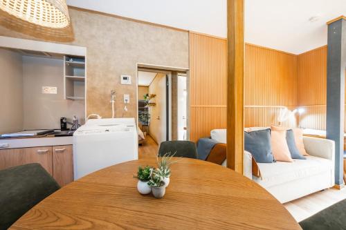 6 min walk from Shibuya Ward, Nishi-Shinjuku 5-chome Station, Great access to Shinjuku and Harajuku, 6 people, 201