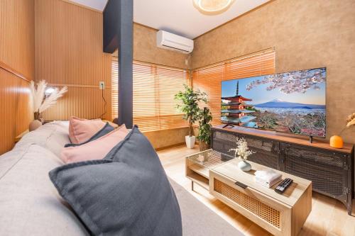 6 min walk from Shibuya Ward, Nishi-Shinjuku 5-chome Station, Great access to Shinjuku and Harajuku, 6 people, 201
