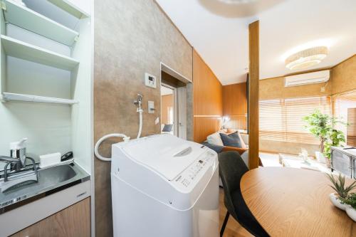 6 min walk from Shibuya Ward, Nishi-Shinjuku 5-chome Station, Great access to Shinjuku and Harajuku, 6 people, 201