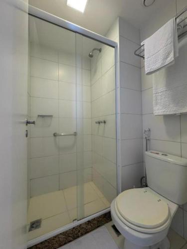 un baño con inodoro y ducha de cristal en Flat Macaé, en Macaé