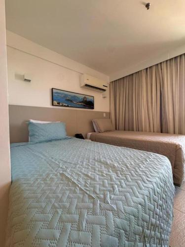 una habitación de hotel con dos camas en una habitación en Flat Macaé, en Macaé