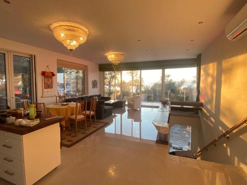 Laxmi Villa Great Sunsets Pool Walk to Beach