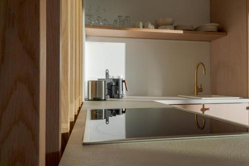 a kitchen with a sink and a microwave at Villa Zeno in Tragána
