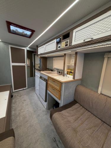 ヴィリニュスにあるPaRinaの小さな部屋にソファのあるキッチン