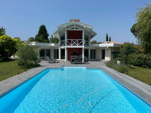 Villa d'architecte avec piscine entre Bordeaux et l'océan