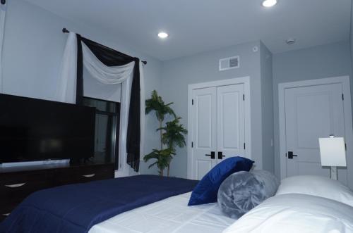 a bedroom with a bed and a tv and a bedskirtspectspectspectspects at Big apple room 35 in West New York