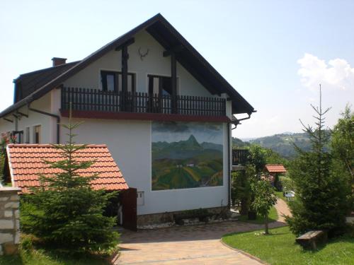 una gran pintura en el lateral de un edificio en Hiša Koražija, en Rogaška Slatina