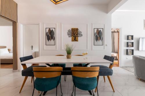 Sunlit 3BDR Family APT, Near Sea & City Center!