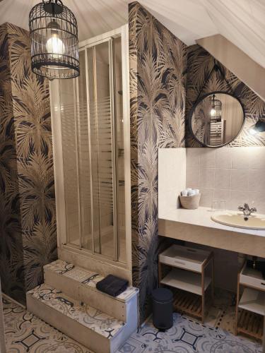 a bathroom with a sink and a mirror at Gîte Le Karrdi in Landavran
