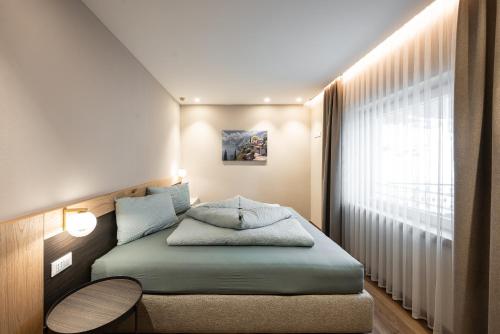 a small bedroom with a bed and a window at Chalet Strui in Danta