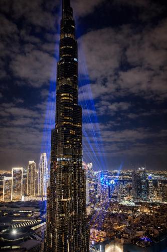 Private Room in Downtown Burj Vista Apartment with Burj Khalifa View