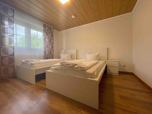 a bedroom with two beds and a window at WEN112 gut geschnittene Monteurwohnung in Niederdorla