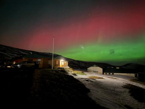 un'aurora nel cielo sopra una casa di Guesthouse Klambrasel a Skogar