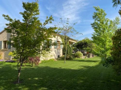 Maison a Valreas avec 2000m2 de terrain arbore