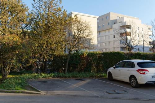 Chambre privée chez particulier - Parking & TV - Tram L3 - WIFI