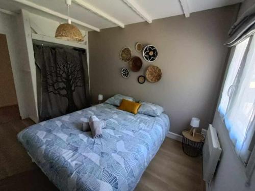 une chambre avec un lit sur lequel se trouve une peluche dans l'établissement Les Malous, à Saint-Quentin-Lamotte-Croix-au-Bailly