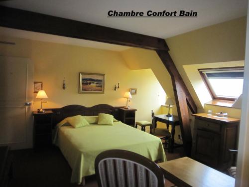 - une chambre avec un lit et une couverture verte dans l'établissement Hostellerie de la Bouriane, à Gourdon