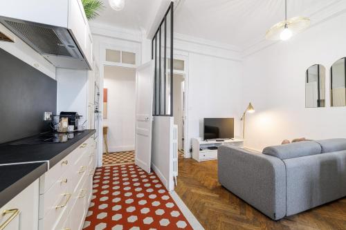 Large 2 Bdr City Center close to Train Station