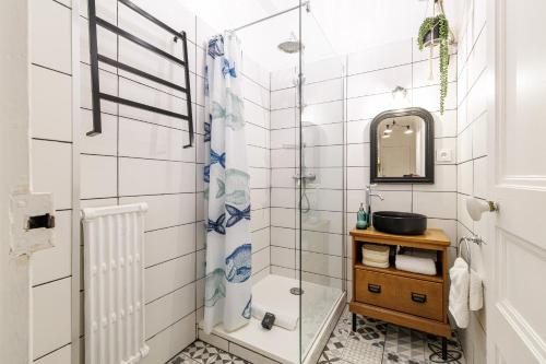 Large 2 Bdr City Center close to Train Station