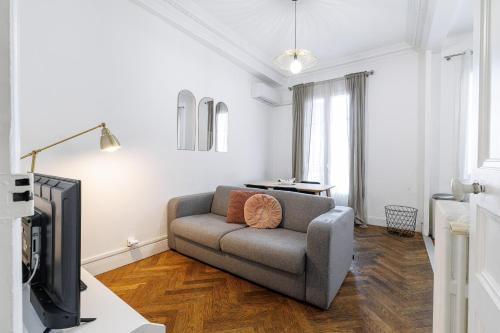 Large 2 Bdr City Center close to Train Station
